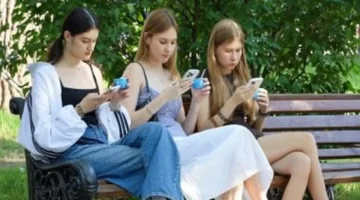 تحذير دراسة: استخدام الهواتف قبل سن 13 يهدد صحة الأطفال الجسدية والنفسية